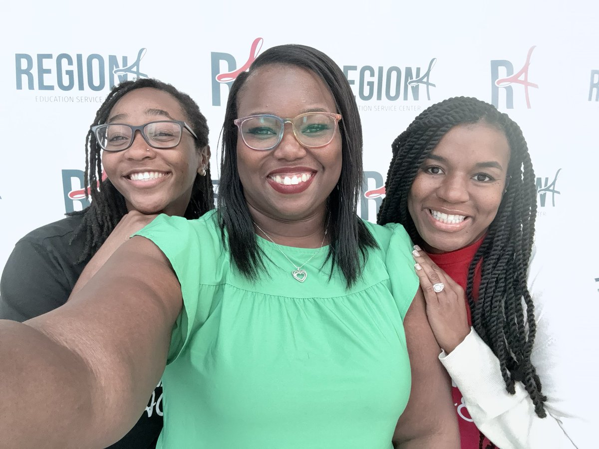 theLITsensei's tweet image. It was a day full of summer professional development for these @StaffordMSD LEAD Academy grads at @Region4ESC. Can’t wait to put into practice at @SMSDECC all that we’ve gained through our respective conferences. 

#R4APCon #WeTeach_CS