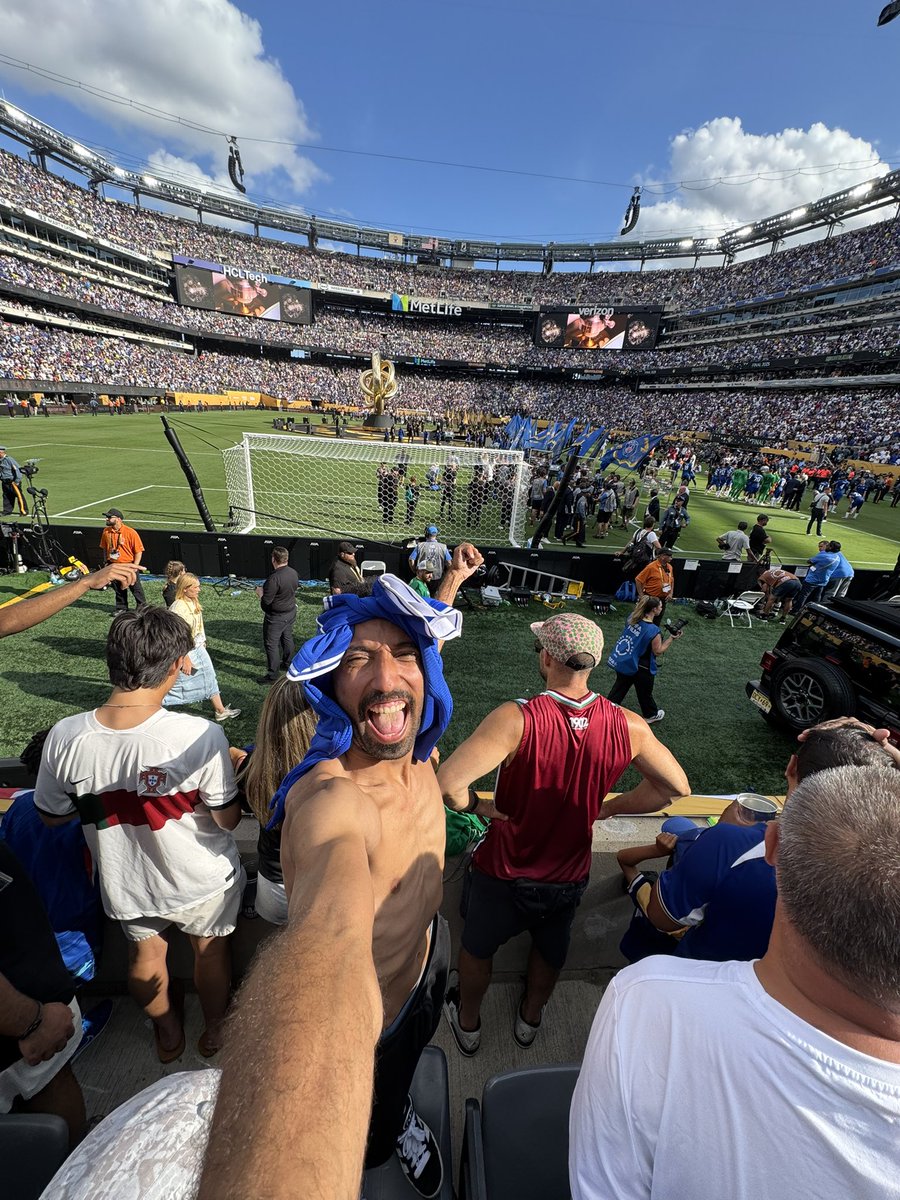 اللهم لك الحمد حمداً طيباً كثيراً مُباركاً فيه كما ينبغي لجلال وجهك وعظيم سلطانك يارب ، انتهت تغطيتنا في كاس العالم للأندية مع اعظم نهاية بالتاريخ ، في اعظم رحلة لي في حياتي مع فخر لندن ، من بداية دور المجموعات كنا مع الفريق في كل مبارة في مُختلف الولايات والمُدن وكنا واثقين في