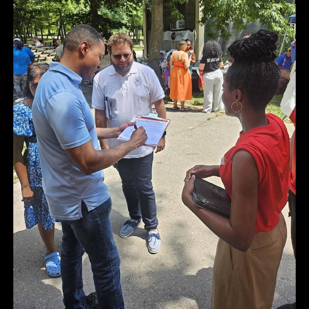 AARPNY's tweet image. Speaker #CarlHeastie and @RepRitchie joined the call to protect #SocialSecurity at this weekend’s Bronx BBQ.
New Yorkers have earned their slice – now let’s protect it.
📢 Add your name to the fight for Social Security: spr.ly/601044oSo #WeEarnedIt #ProtectThePie