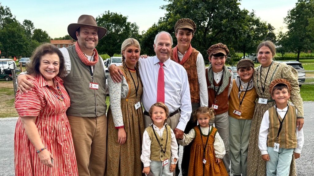 RonaldARasband's tweet image. Melanie and I were thrilled to be with some of our children and grandchildren in historic Nauvoo. Our joy was multiplied to see our son’s family perform in the magnificent Nauvoo Pageant.
The British and Nauvoo Pageants are powerful performances about the Restored Gospel of…