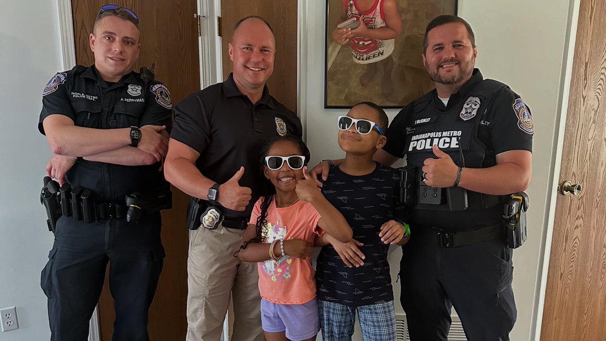 IMPDNW's tweet image. Our NW District officers had a great time meeting Lamont - a bright young man with autism whose mom wanted him to have a fun, positive experience with police.
We’re grateful for the smiles and connection! 💙
#TheGreatNorthwest