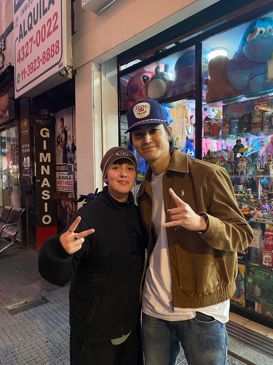 KyummN's tweet image. Acá con el amor de mi vida paseando en argentina, MIRA DONDE LO VENGO A CRUZARRRRRR #JAYB #GOT7ARGENTINA #GOT7 #jaybargentina #igot7