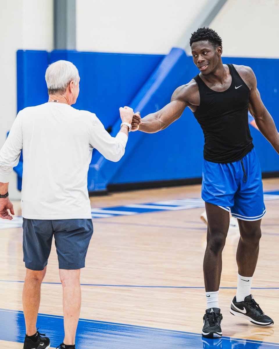 SaintLouisMBB's tweet image. Thank you Dr. Chaifetz for joining us at practice this afternoon!
#SLUForTheLou @RichChaifetz