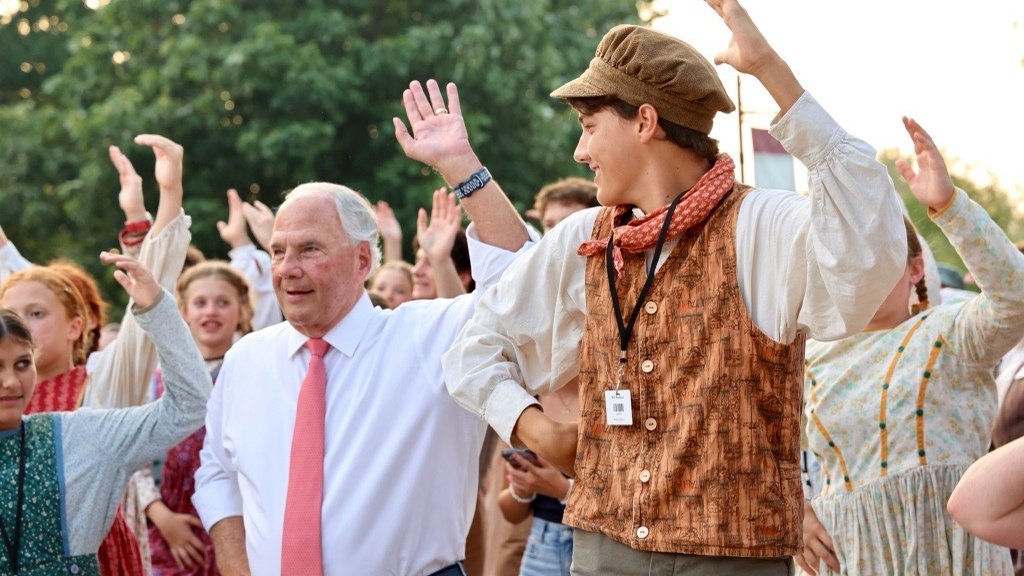 RonaldARasband's tweet image. Melanie and I were thrilled to be with some of our children and grandchildren in historic Nauvoo. Our joy was multiplied to see our son’s family perform in the magnificent Nauvoo Pageant.
The British and Nauvoo Pageants are powerful performances about the Restored Gospel of…