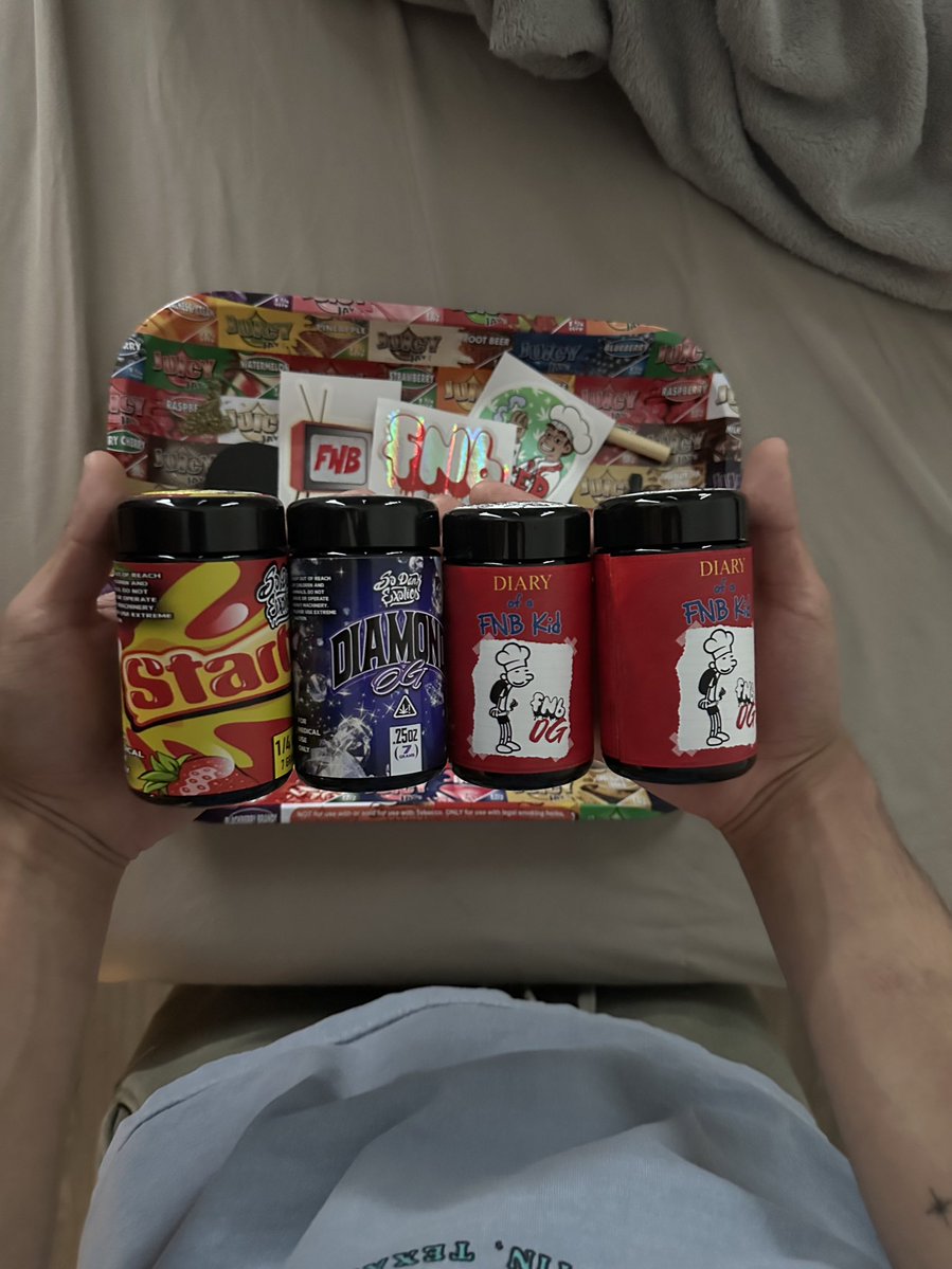 omarporros's tweet image. jar spread check‼️

🔥 from @D_Bravoo and @so_dank_exotics 

excited to try these out, individual smoke tweets to follow also a overdue post of some other stuff i&apos;ve been smoking 

[pic courtesy of my hot gf 😁]