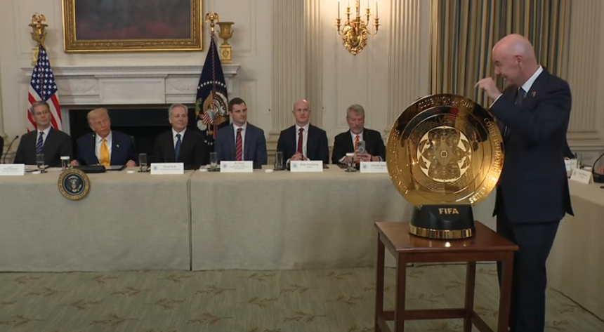 AlexZozos's tweet image. Super bullish signal when president Trump is w/ club world cup trophy
* First seen on March 7 at White House Digital Asset Summit youtube.com/live/omP3GPxaV…
* Yesterday as "Crypto week" was kicking off Trump & Trophy were hand in hand
thedailybeast.com/trump-kept-gol…