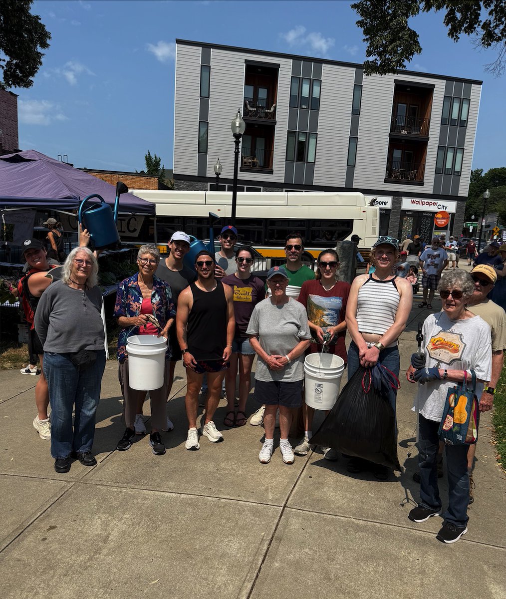 Thank you so much to everyone who came out to "Sweep the Streets" with us last Saturday! Special shout-out to Keep Roslindale Beautiful for partnering with us on this and lending your supplies!

To sign up for future clean-ups: forms.gle/UGV8cSaAAxUN6t…

#ROSLove #Roslindale