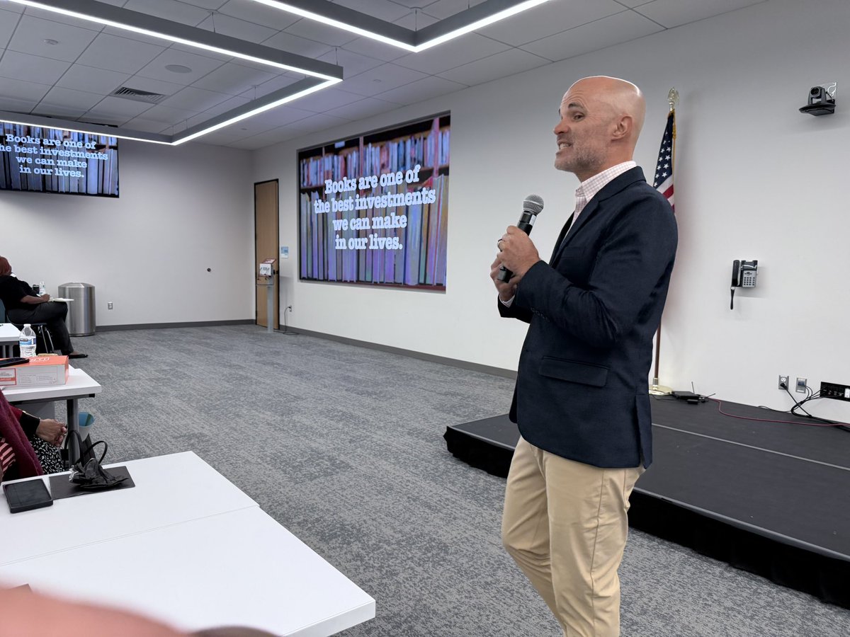 theLITsensei's tweet image. Adam Welcome, the keynote speaker at @R4Leaders’ #R4APCon dropped many gems on what it takes to be a fearless leader who is well read and who understands that the constant of school leadership is change. 

It is through intentional efforts in managing the arts of delegation, time…