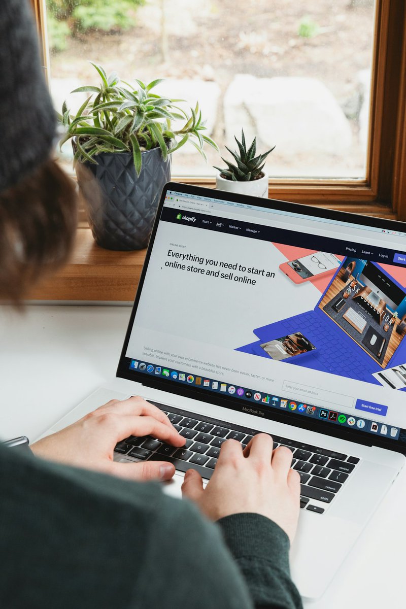 TriadWebDesign's tweet image. Small business owners, your website can shine! 💻✨ Discover tips to attract more customers today! #SmallBizSuccess #MarketingTips