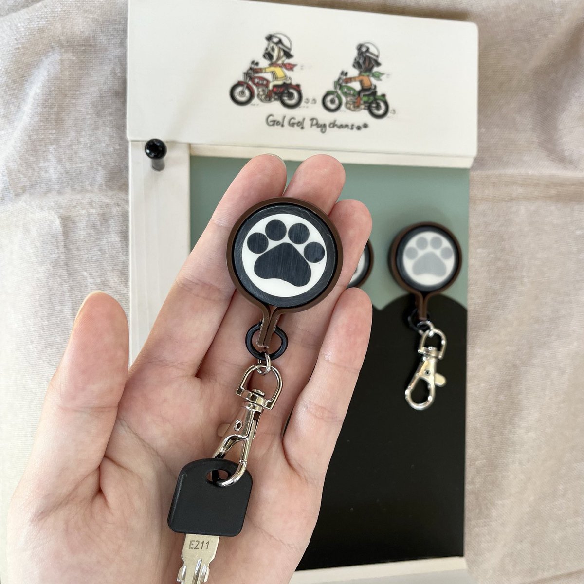 Anbelle66's tweet image. 【ホルダーラック＆磁石キーホルダーセット　ゴーゴーパグチャンズバイク】
パグちゃんが仲良くバイクツーリングしているイラストをデザインしたラックと磁石付のキーホルダー3点のセットです。#パグ
minne.com/items/33562187