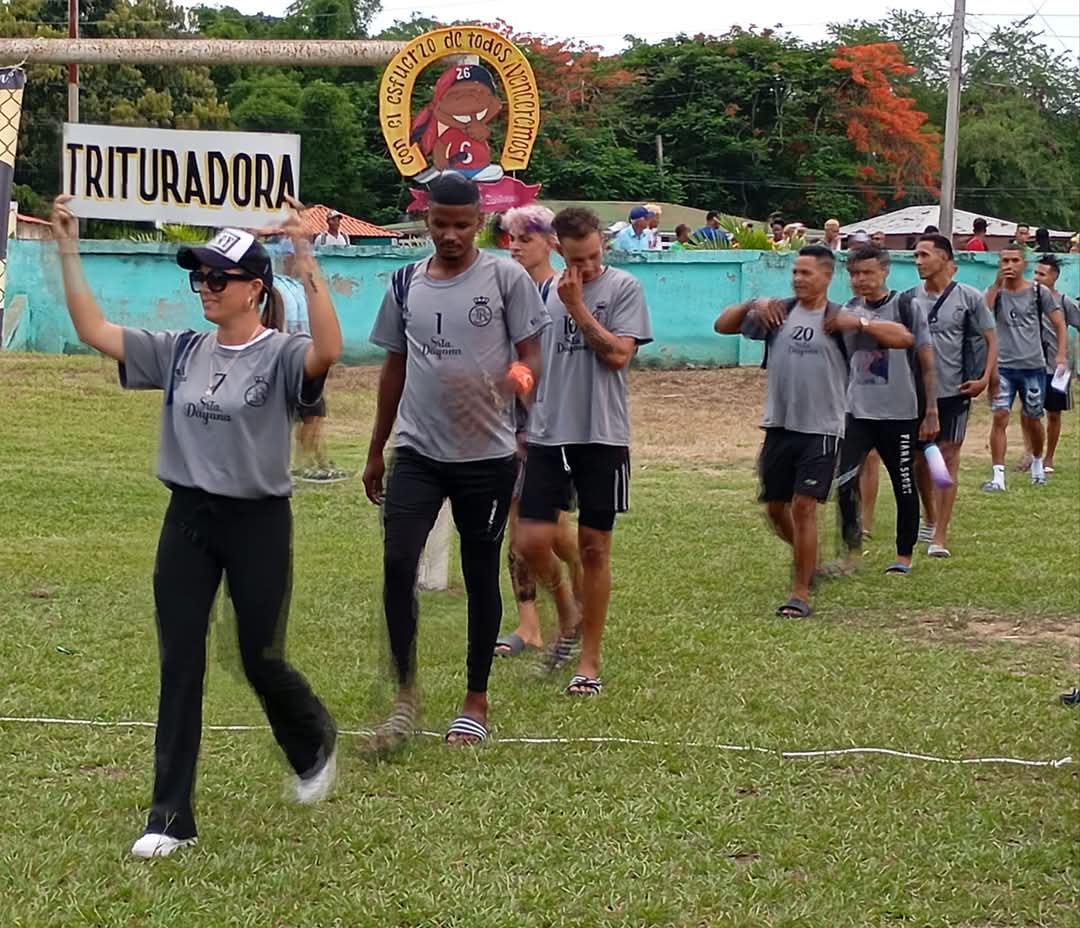 La Copa de Fútbol 13 de Agosto que cada año se celebra en el municipio #SegundoFrente dio inicio hoy con la presencia de las máximas autoridades con mucho colorido, alegría, motivación y ante todo mucha participación popular dónde cada barrio está representado 
#ANAPCuba