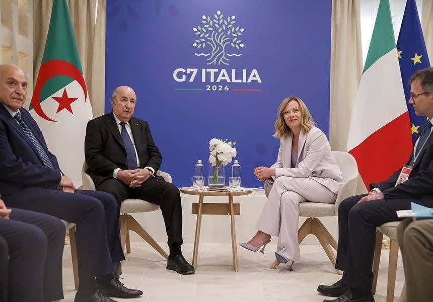 #الجزائر لا تمشي في ظل أحد 🇩🇿👑🇩🇿
تشتري سلاحها من روسيا، وتستثمر مع الصين، وتوقع اتفاقيات طاقة مع أوروبا ، و تستقبل مسؤولي البنتاغون و توقع معهم اتفاقيات أمنية وتوقع اتفاقيات وتنظم لدول جنوب آسيا،
#تحيا_الجزائر