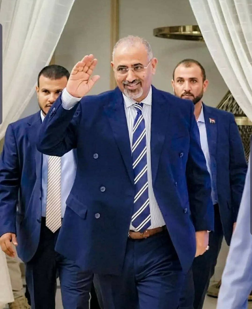 حللتَ أهلاً ونزلتَ #عدنَ سهلاً، يا لواء الجنوب 
حضور #عيدروس_الزُبيدي إلى عدن ليس مجرد عودة اعتيادية، بل توقيتٌ مدروس ورسالة واضحة.

الملفات تُفتح، والترتيبات تُنجز، ومن عدن تبدأ الإشارات لما هو قادم 👌🏻.