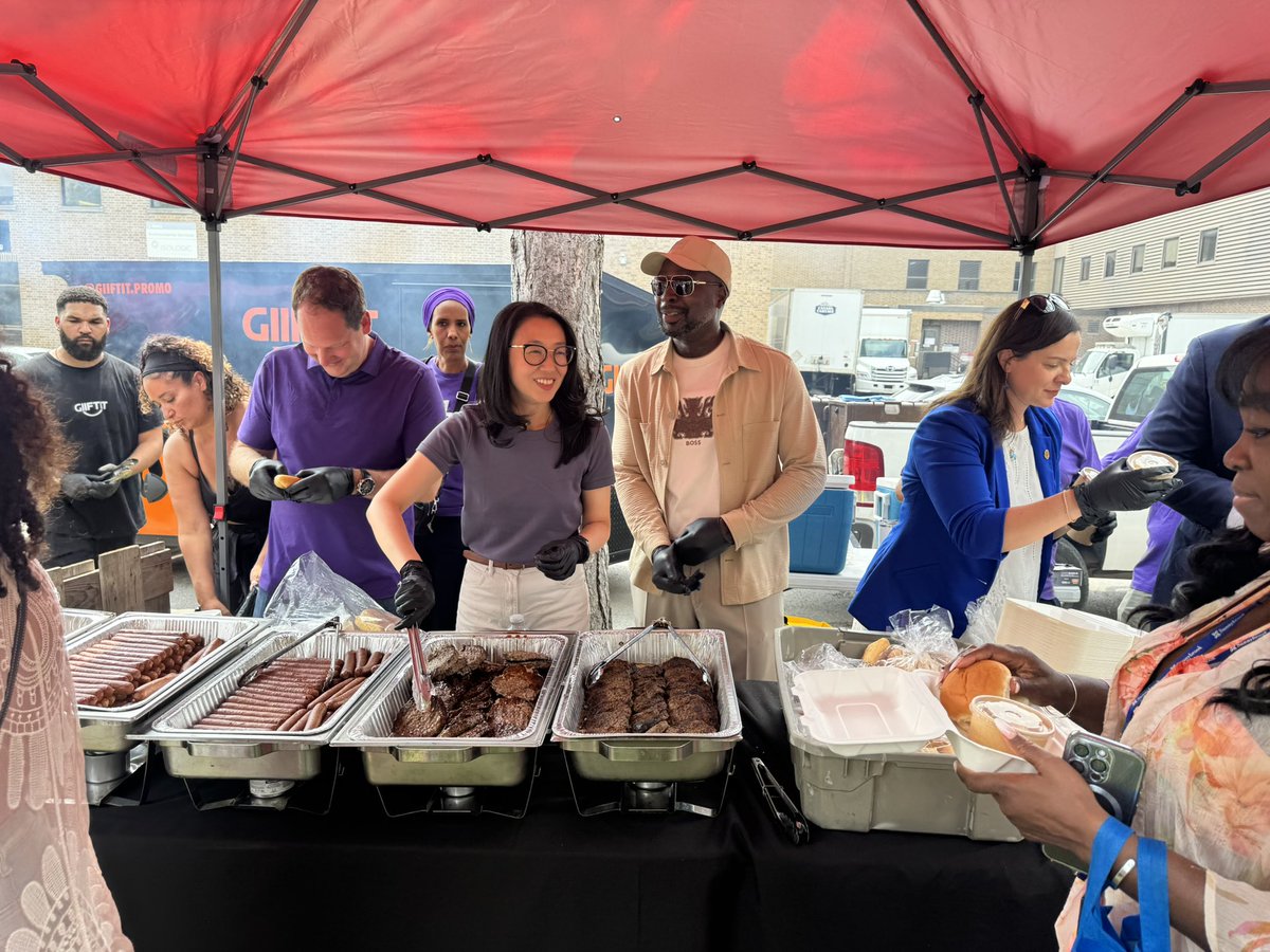 SEIUHealthCan's tweet image. 💜 HAPPY UNION WEEK
Today we kicked off a week of celebrating our union pride: our victories, our friendships, and our shared commitment to reach our vision of a better life for all workers, their families, communities, and those who receive care.
At Sunnybrook Health Sciences…