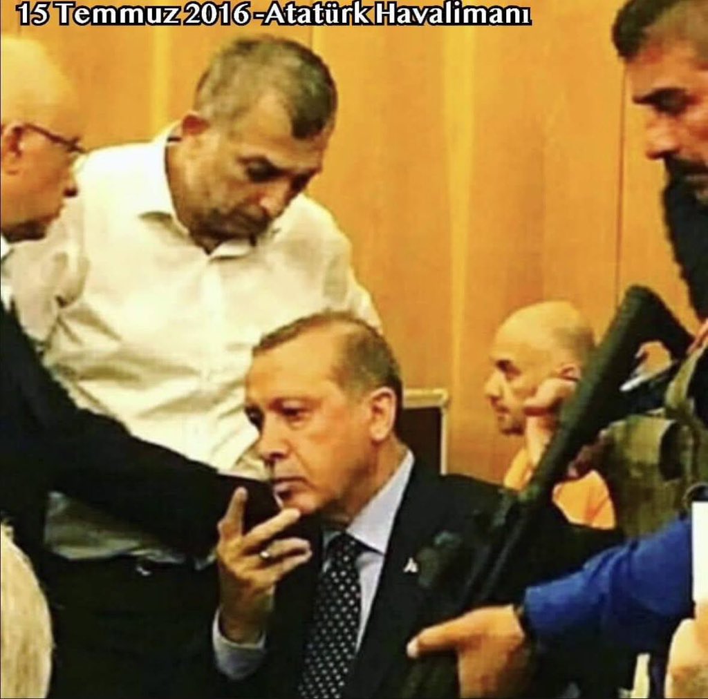 15 Temmuz gecesi gözlerinde iman, yüzünde cesaret vardı. Tanklara, kurşunlara rağmen Liderinin ve Milletinin önünde dimdik durdu. <a href="/mkulunk/">Metin KÜLÜNK</a> yalnızca bir siyasetçi değil, gerektiğinde canını ortaya koyan bir kahramandı.
#15Temmuz #ZaferinAdıTürkiye
#SenVefasınMetinKülünk