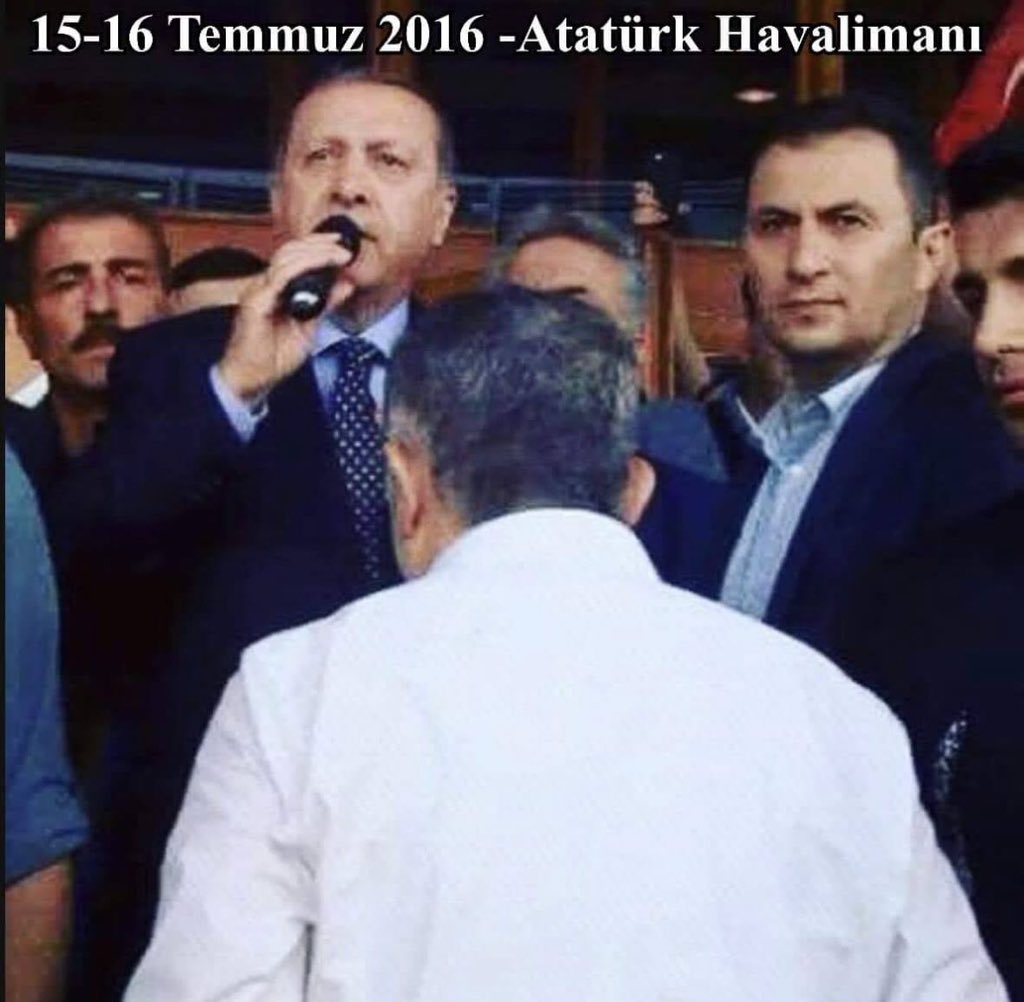 yvzklc's tweet photo. 15 Temmuz gecesi gözlerinde iman, yüzünde cesaret vardı. Tanklara, kurşunlara rağmen Liderinin ve Milletinin önünde dimdik durdu. @mkulunk yalnızca bir siyasetçi değil, gerektiğinde canını ortaya koyan bir kahramandı.
#15Temmuz #ZaferinAdıTürkiye
#SenVefasınMetinKülünk https://t.co/osi64mpvSn