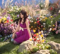 SelenaStanUK's tweet image. It’s giving fly to your heart 💖💐🌸@SelenaFanClub @rarebeauty