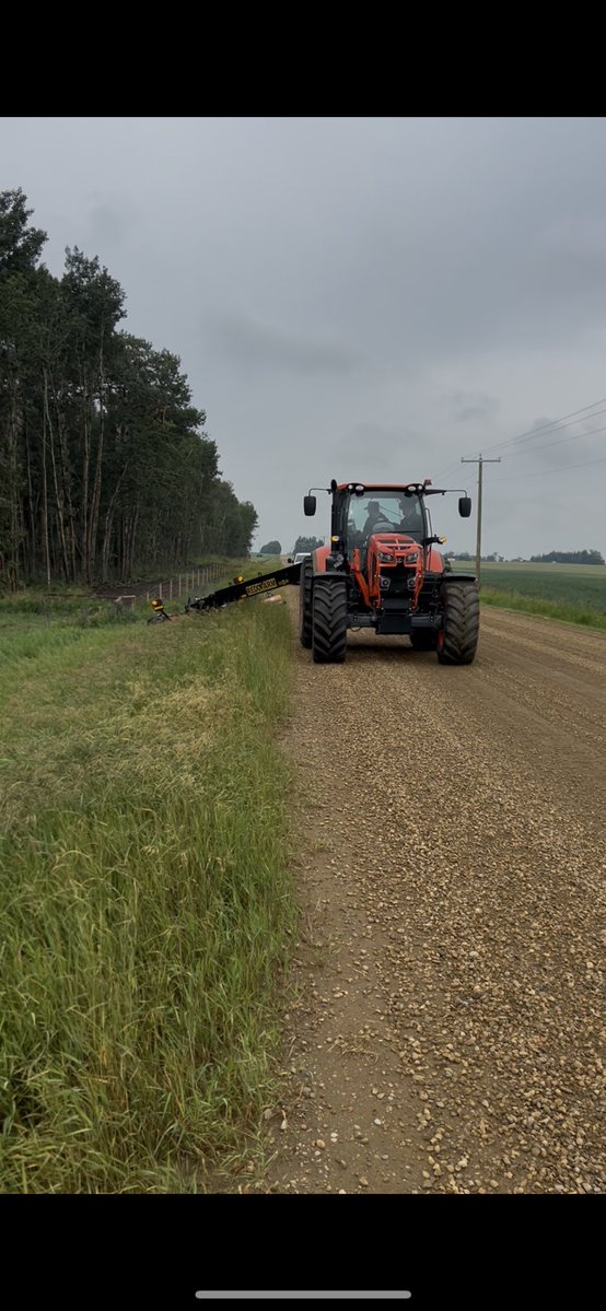 dhebert1996's tweet image. Cut down on your operating costs with the Kubota M7! Only burning 4gal/hr cutting county roads, I can already see the tax cuts coming with savings like that!😜#kubotacanada #kubota #diesel