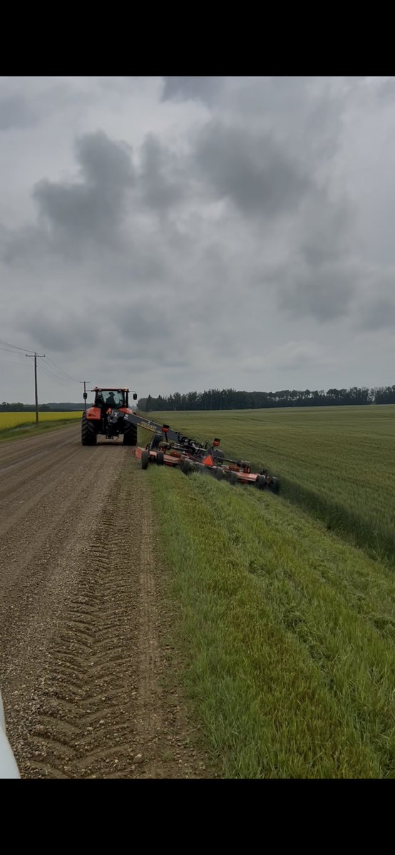 dhebert1996's tweet image. Cut down on your operating costs with the Kubota M7! Only burning 4gal/hr cutting county roads, I can already see the tax cuts coming with savings like that!😜#kubotacanada #kubota #diesel