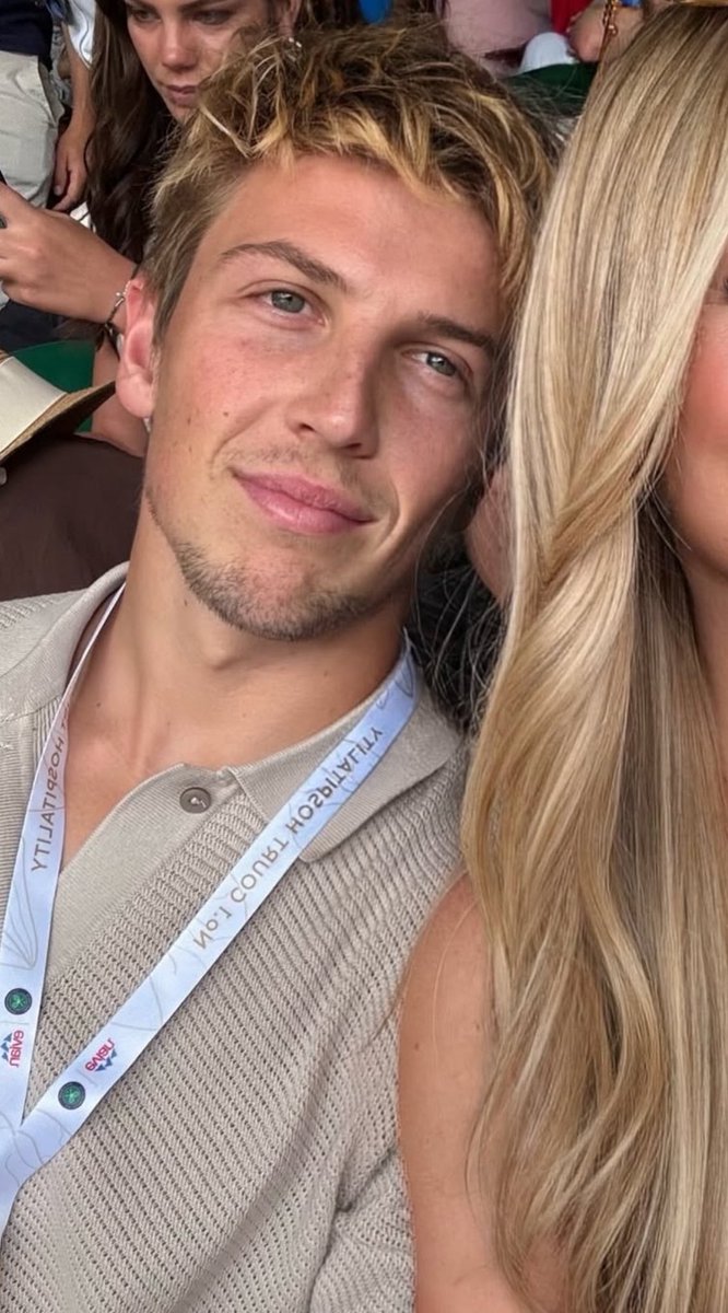 He has no right to look this good oh my god