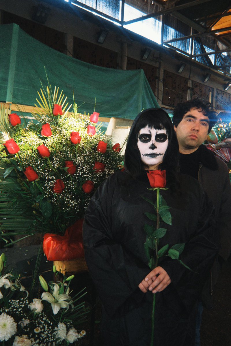 El 8 de agosto lanzamos nuevo disco 🖤
Aquí el presave: farolatino.ffm.to/el-fin-de-la-i…