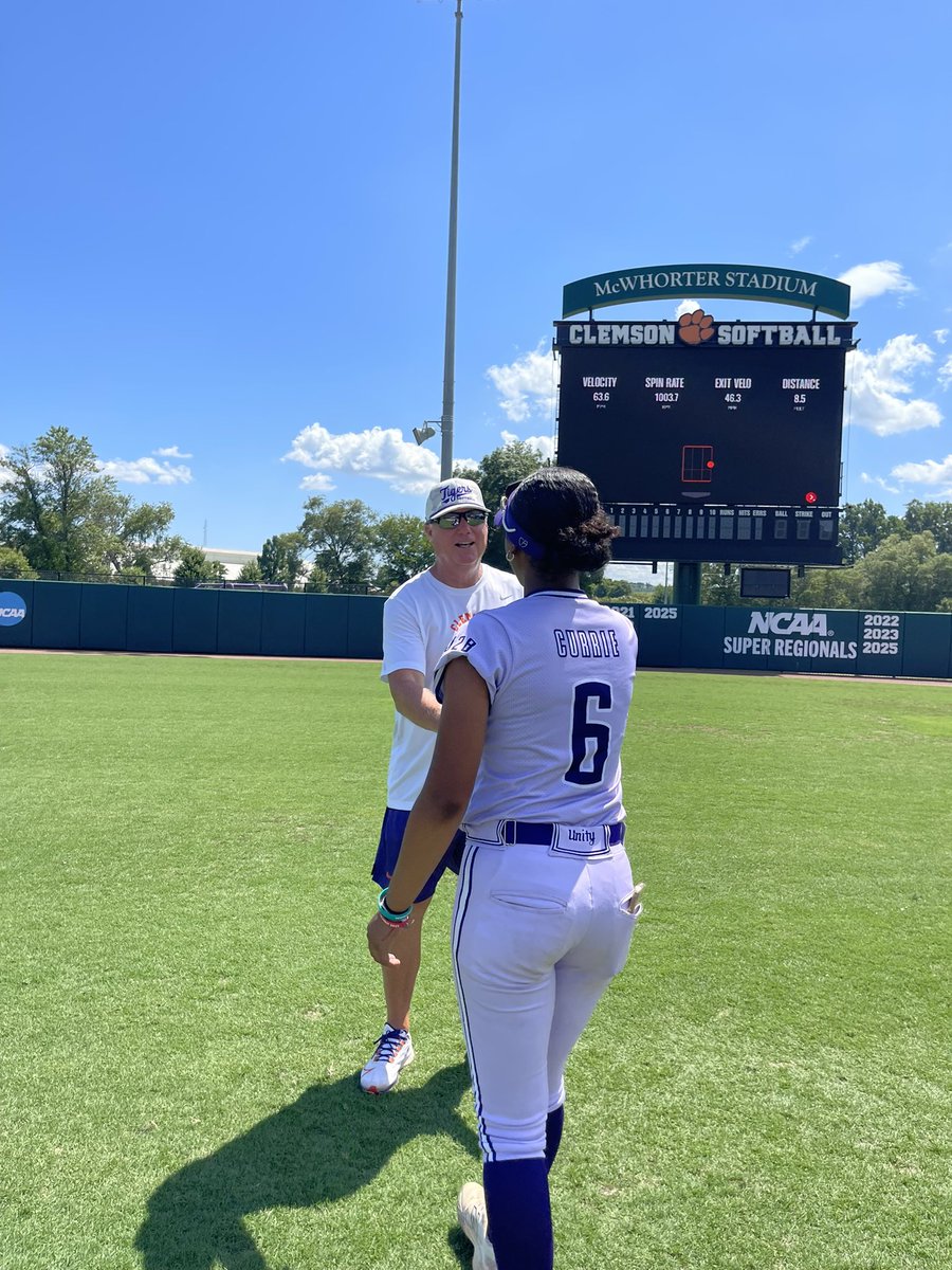 CurrieBaller2's tweet image. I had an awesome time today at Clemson!!! I really enjoyed the instruction, being able to showcase my skills some, and hopefully for the coaches to see a little of my personality! Thank you to @rittmanjohn, @ClemsonCoachKJ, @jesss_harperr, @Coach_Wigs, and @KatieRepole for the…