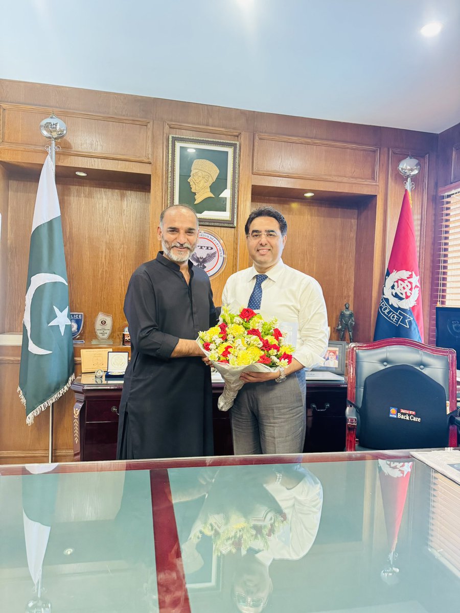 Had an exclusive and productive meeting with DIG CTD Karachi Azfar Mahesar here today at his office 🌸❤️