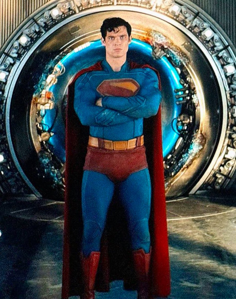KevBot_007's tweet image. This suit is phenomenal. Legit might be my favorite. Seeing this next to trunkless suits seals the deal.