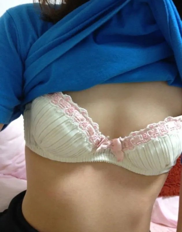 起きたてちぃぱいです…

吸ったり舐めたりしてくれる人いないかな…？