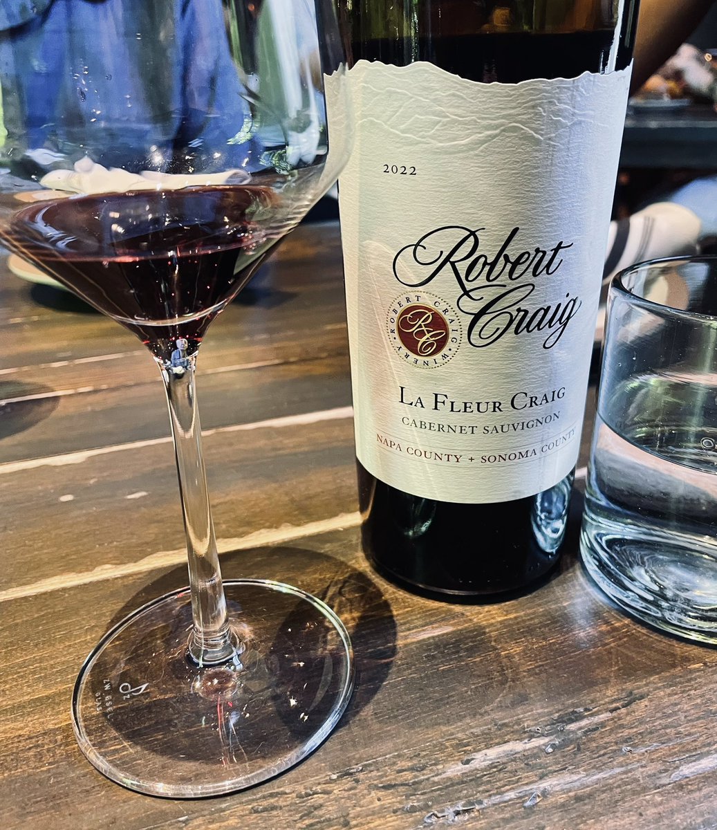 Lunch at Charter Oak. Can’t go wrong with the wildly popular Cheese Burger and this #RobertCraig La Fleur Craig. #NapaValley