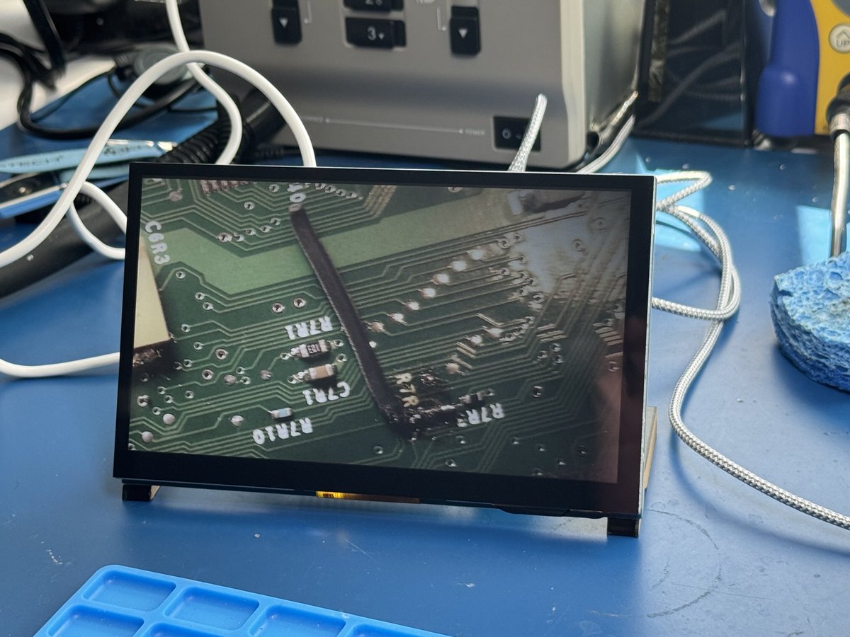 ThrillScience's tweet photo. Trying #DragonOS on this Pi with the DSI display. I don’t think it likes to go this low-res https://t.co/PmpJiPfv9D