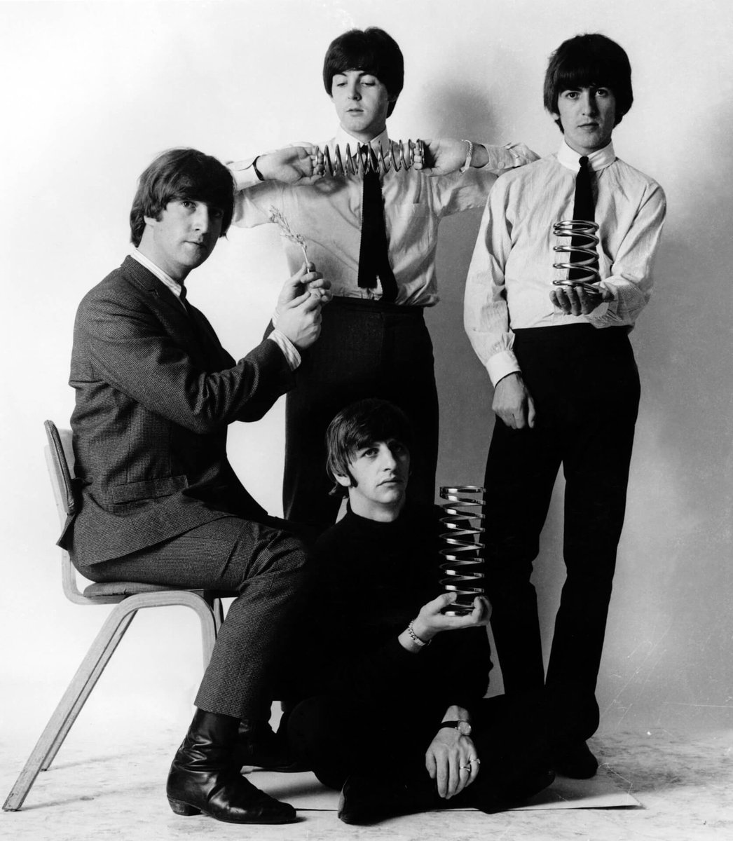 grianslab's tweet image. "let's all hold springs and not tell john"