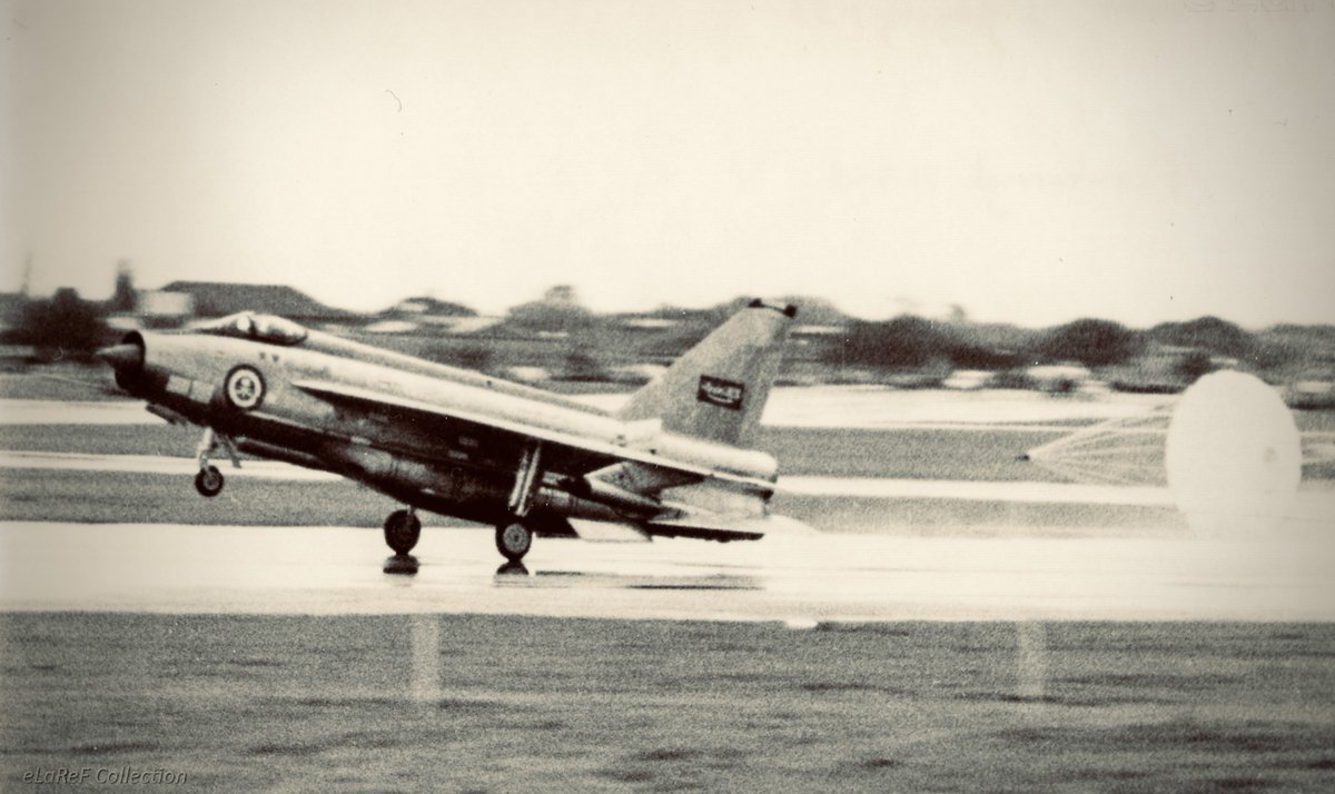 BlickyIan's tweet image. I never attempted this and I never saw any RAF pilot try it - Taken at Farnborough Air show presumably a British Aerospace test pilot - looks a bit hairy to me @ianPlaneTalks @CcibChris @TomHam70488209 @AndyT_hk