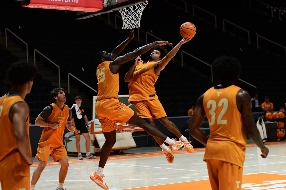 YankeefaninTenn's tweet image. Vol newcomers getting a taste of what a Coach Rick Barnes practice looks like! #Tennessee #Vols #Knoxville
