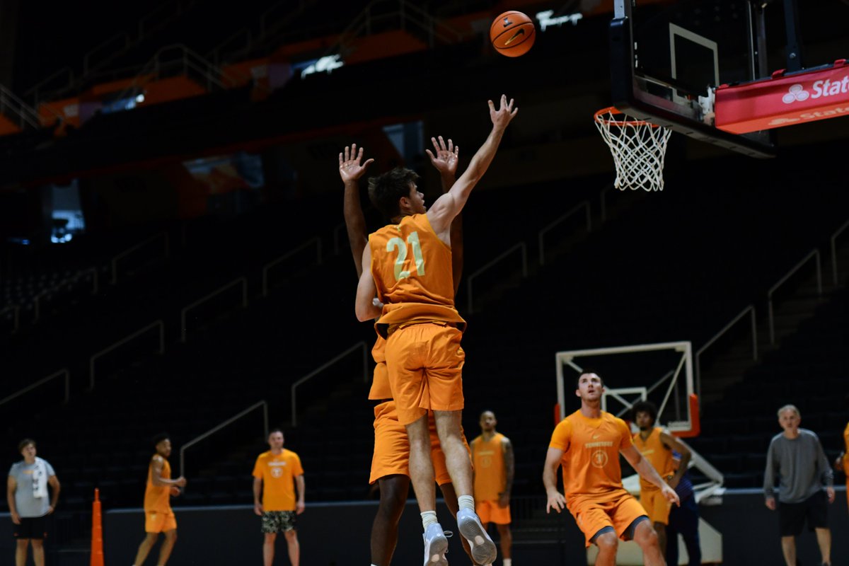 YankeefaninTenn's tweet image. Vol newcomers getting a taste of what a Coach Rick Barnes practice looks like! #Tennessee #Vols #Knoxville