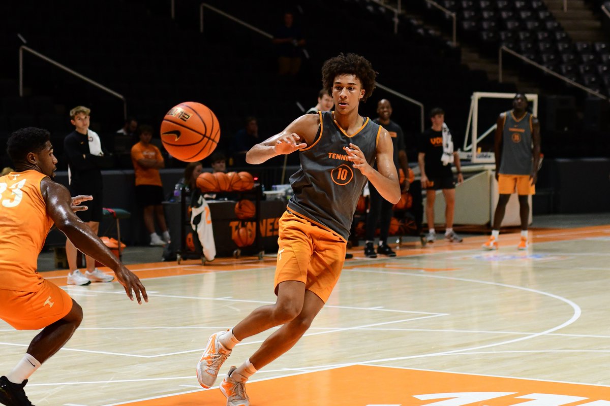YankeefaninTenn's tweet image. Vol newcomers getting a taste of what a Coach Rick Barnes practice looks like! #Tennessee #Vols #Knoxville