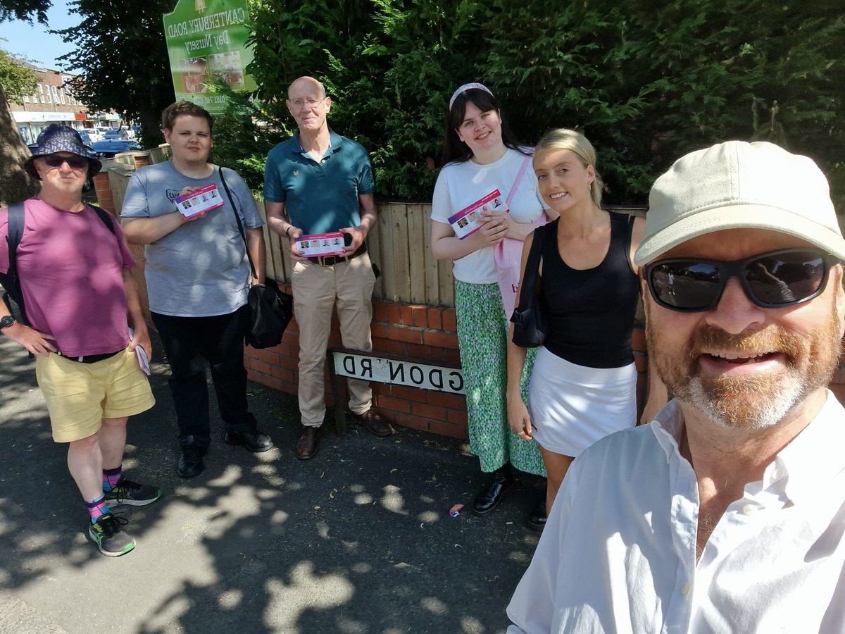 TraffordYL's tweet image. More (warm) canvassing across trafford for TYL! Like what you see and want to help Labour implement our plan for change? Get involved, by DM’ing us or send us an email! (email in bio) #younglabour #labourpartyuk #labourdoorstep #politics