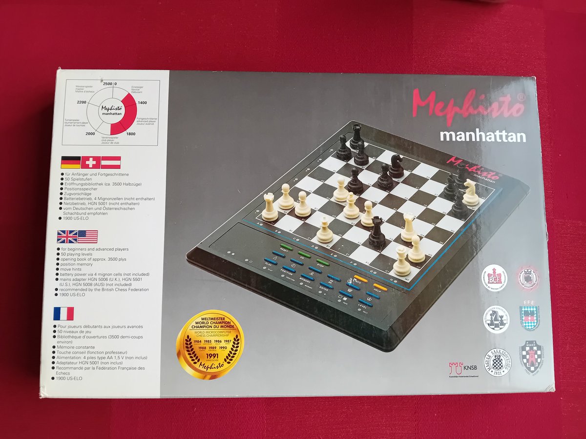 oldsoft's tweet photo. Novinky do sbírky. #chesscomputer https://t.co/PzAgVmTJw1