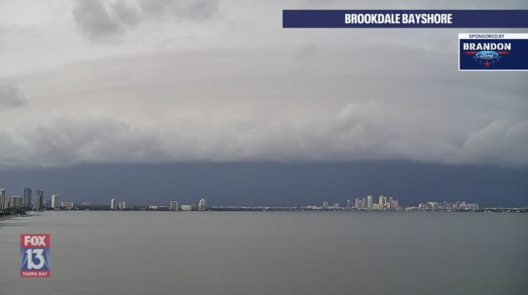 Absolute massive shelf cloud on this severe storm currently moving into #Tampa, Wow! #flwx