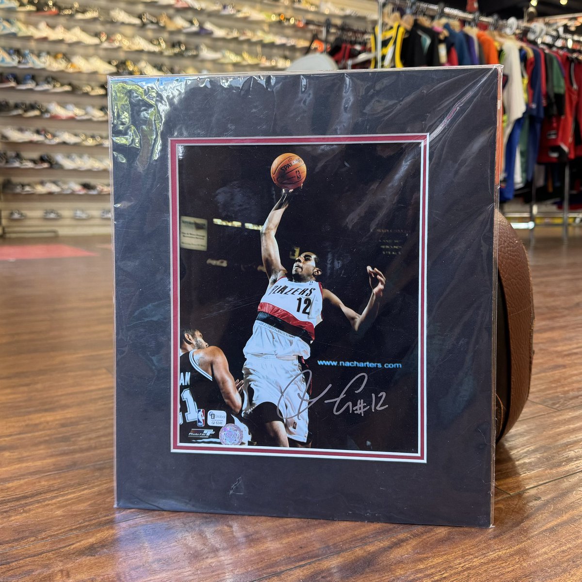 Autographed Lamarcus Framed Photo w/ Authentication! $50 🔥 #ripcity

backtothebasket.com/products/lamar…
