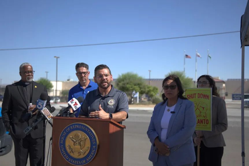 JeffHorseman's tweet image. Two Democrats and a Republican visited ICE Adelanto detention center. Only one got in shorturl.at/Lpot6