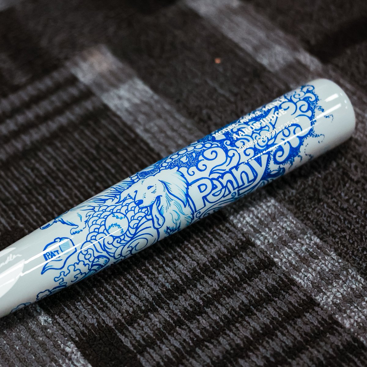 FiresideYankees's tweet image. Aaron Judge's All-Star Game bat includes nods to his daughter, Nora, and his two dogs, Penny and Gus🥹

This is AWESOME.

#Yankees