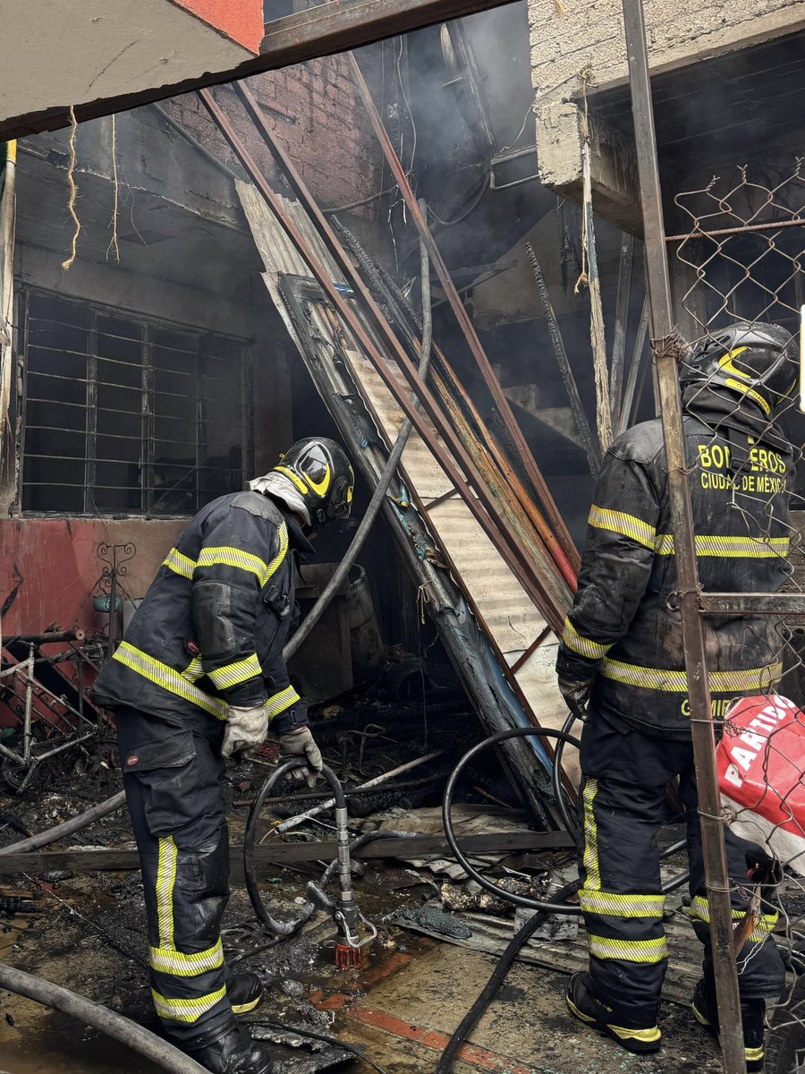 Alcaldía Xochimilco (@xochimilcoal) on Twitter photo #Ahora | 🚒🔥 Se registró un incendio por un corto circuito en Orquídea, San Esteban, que afectó tres viviendas.
Gracias a la pronta intervención de Bomberos, Protección Civil de la Alcaldía, Seguridad Ciudadana y <a href="/SGIRPC_CDMX/">Secretaría de Gestión Integral de Riesgos y PC</a>, se logró controlar el fuego.
#TierraDeGuardianes 🌿 #Ahora | 🚒🔥 Se registró un incendio por un corto circuito en Orquídea, San Esteban, que afectó tres viviendas.
Gracias a la pronta intervención de Bomberos, Protección Civil de la Alcaldía, Seguridad Ciudadana y <a href="/SGIRPC_CDMX/">Secretaría de Gestión Integral de Riesgos y PC</a>, se logró controlar el fuego.
#TierraDeGuardianes 🌿
