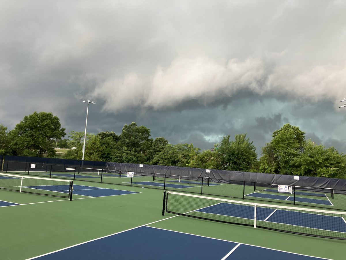 LensReality's tweet image. 👀 Not a good sign when you’re getting ready to play Pickleball! The courts in Fords Park in Fords were totally dry at 5:50 pm. But dark storm clouds were looming just to the north, in Union County. Time to bolt! ⛈️ #nj #njwx #darksky @NWS_MountHolly @nynjpaweather @njdotcom