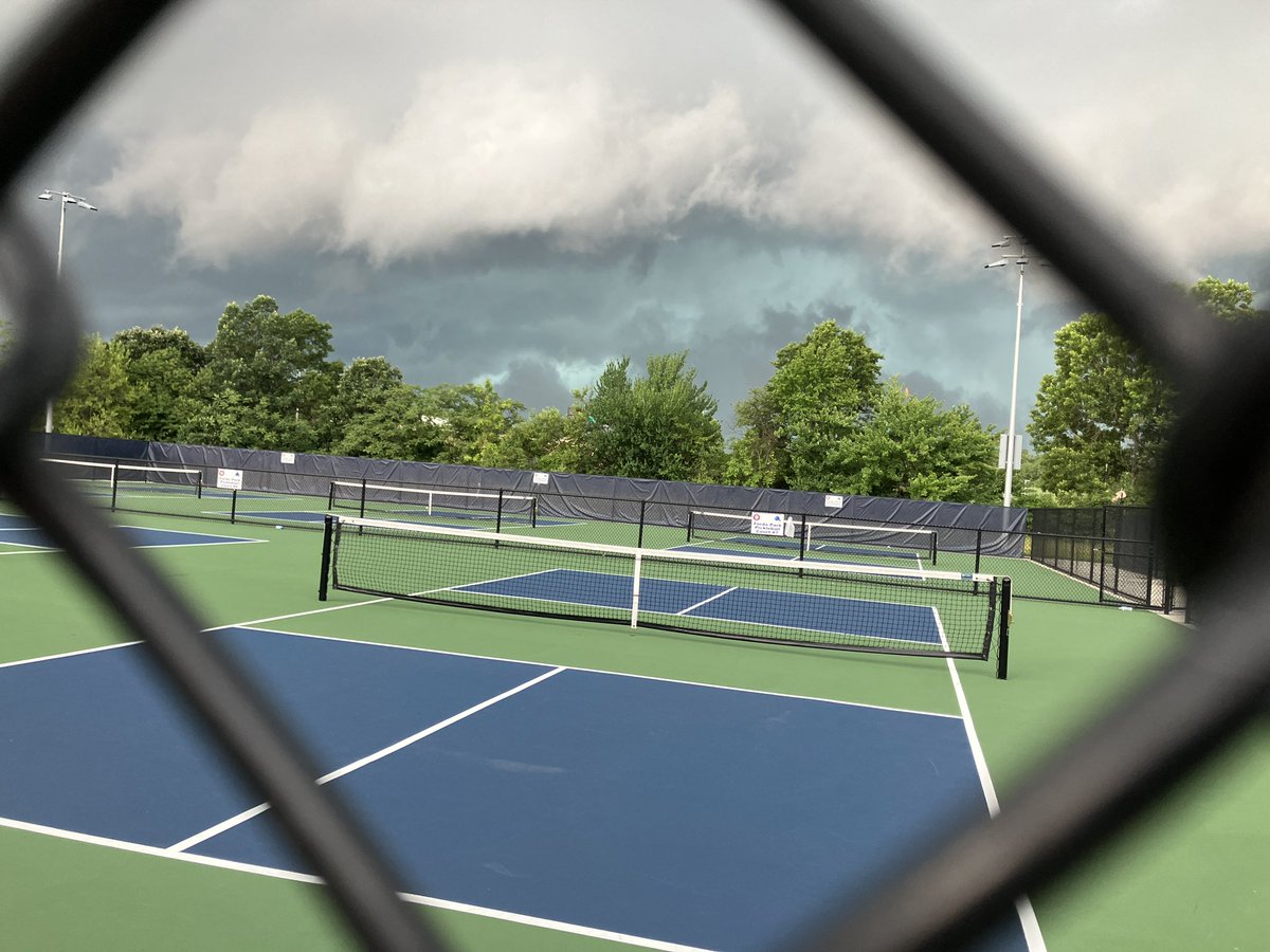 LensReality's tweet image. 👀 Not a good sign when you’re getting ready to play Pickleball! The courts in Fords Park in Fords were totally dry at 5:50 pm. But dark storm clouds were looming just to the north, in Union County. Time to bolt! ⛈️ #nj #njwx #darksky @NWS_MountHolly @nynjpaweather @njdotcom