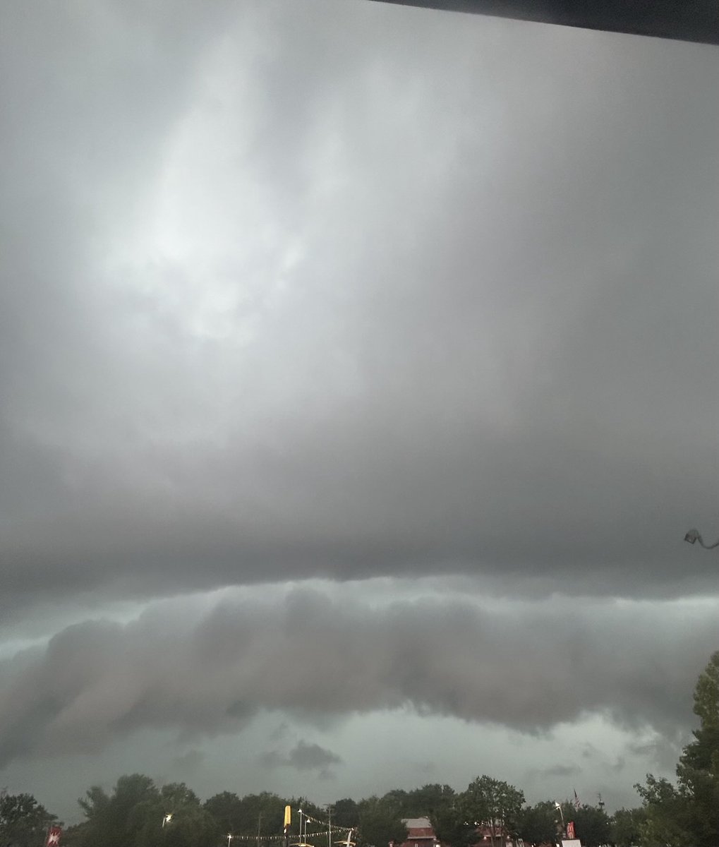 timbutz70's tweet image. @capitalweather Beautiful shelf cloud with green and red colors. Photos taken in Glen Burnie, Md.