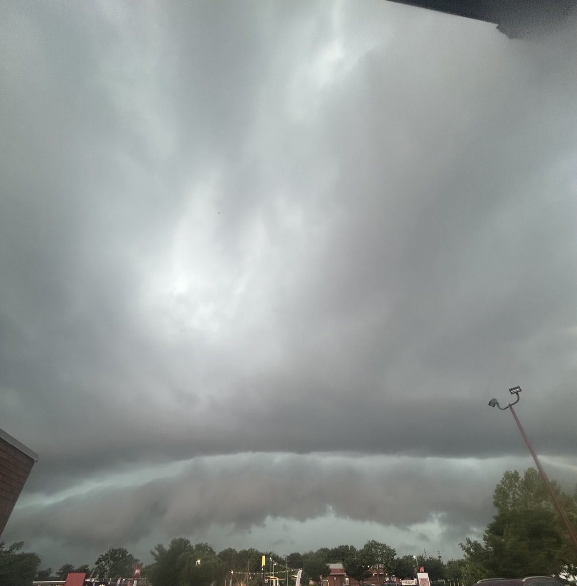 timbutz70's tweet image. @capitalweather Beautiful shelf cloud with green and red colors. Photos taken in Glen Burnie, Md.