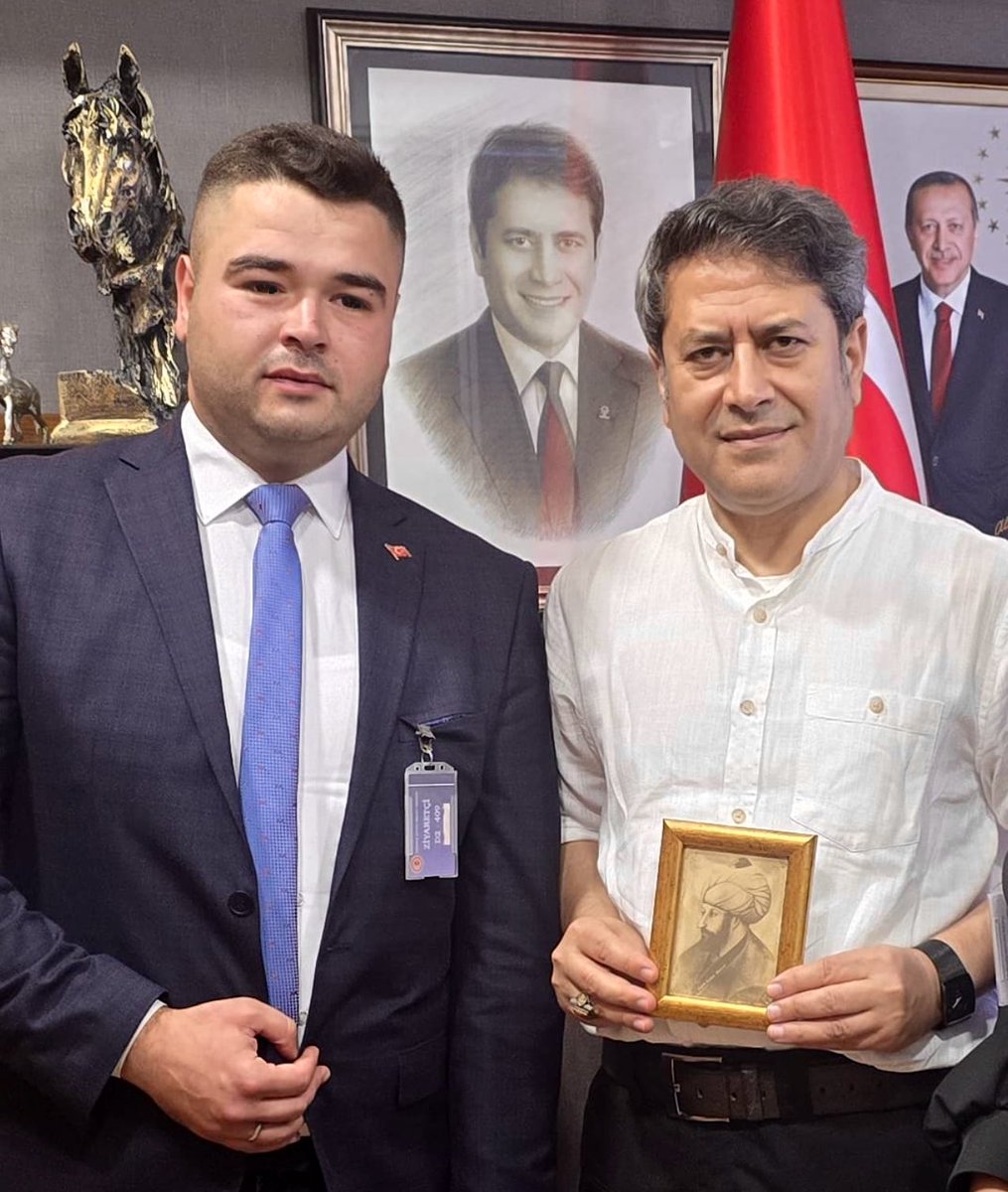 Gaziantep kale altında Coşkun Berber adıyla uzun yıllar berberlik yapan merhum berber Mehmet Coşkun amcanın saygıdeğer eşi Selma hanım, oğlu Hanifi ve gelini Sevilay kardeşlerimi bugün TBMM’de ağırladık. 

Bizi ziyaretleri ile şereflendiren Coşkun ailesin 45 sene boyunca Mehmet