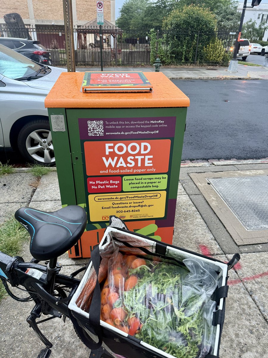 PeterSaccoDC's tweet image. First time trying out one of the @DCDPW 24 hour compost bins. Super easy to use! 🍊🥬