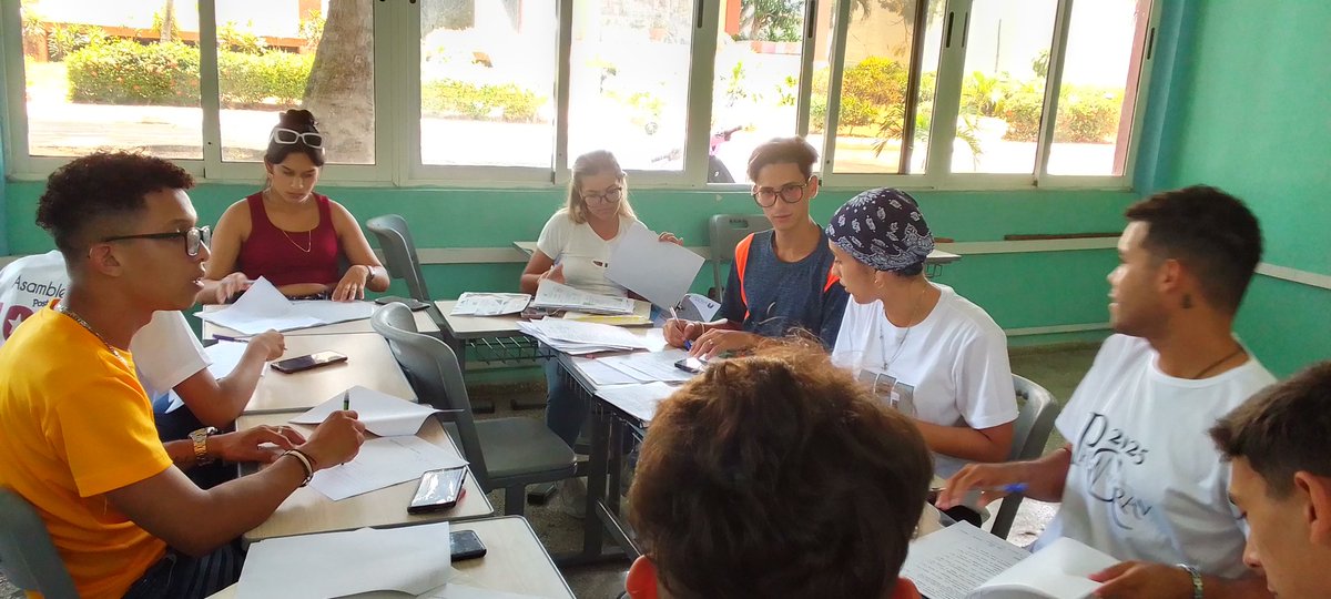 En horas de la mañana, en la FCMManzanillo la comisión evaluadora ✍️ de los expedientes de los estudiantes 👨‍⚕️ que solicitaron internado vertical tuvo una ardua jornada💪. 
¡ Ya tenemos a futuros especialistas asegurados !
#Docencia
#InternadoVertical
<a href="/FEU_Manzanillo/">FEU-FCMManzanillo</a>